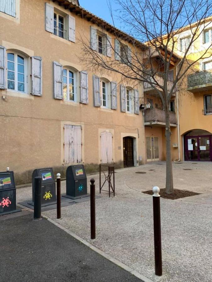 Studio Au Calme Dans Le Centre-Ville Historique LʼIsle-sur-la-Sorgue Exteriör bild