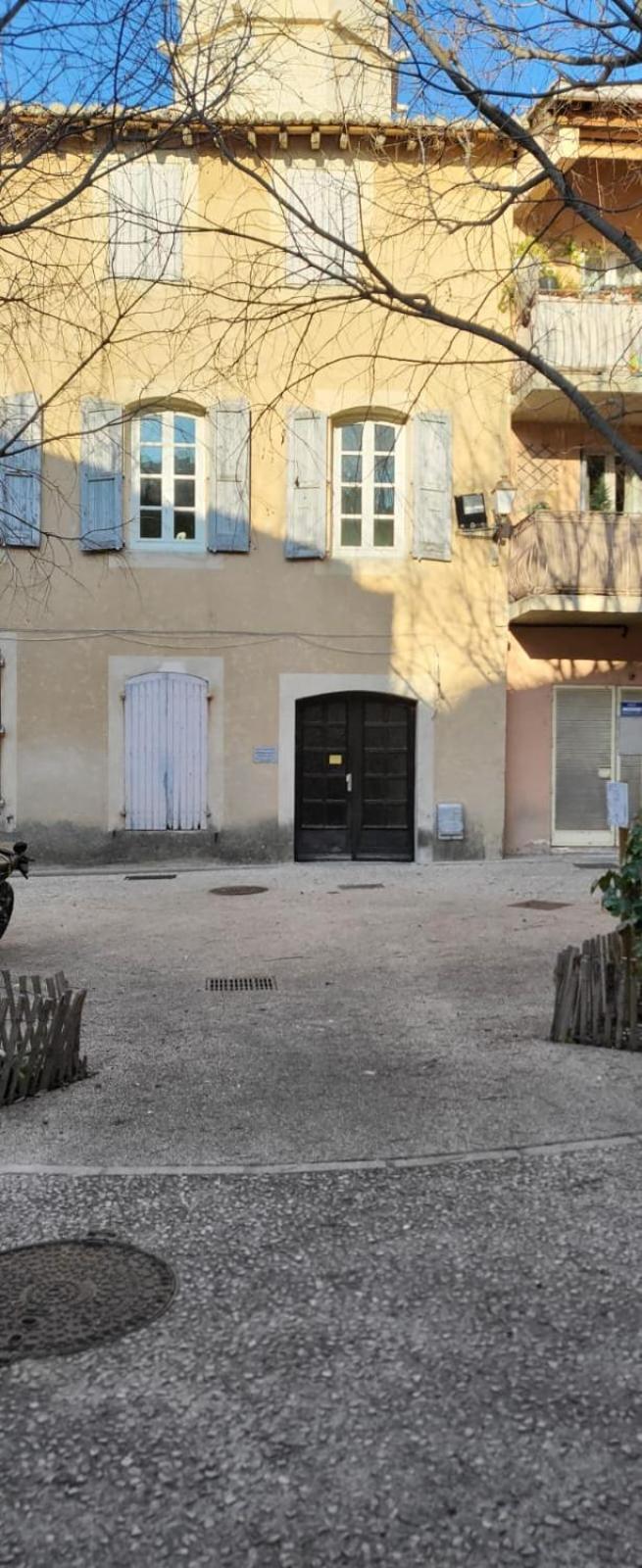 Studio Au Calme Dans Le Centre-Ville Historique LʼIsle-sur-la-Sorgue Exteriör bild